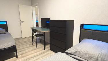 Myflat Apartment mit 6 Betten, 3 Schlafzimmern und Balkon bei Leipzig BMW, Amazon, Porsche, Messe - Foto 5, wardrobe
