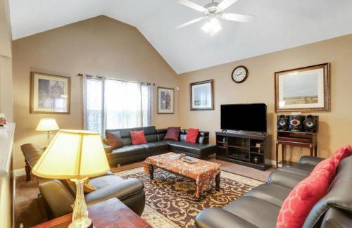 6BR Home • Spacious Yard + Grill • Peaceful Suburb - Foto 10