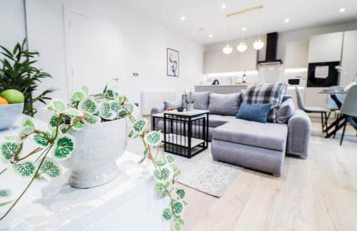 The Abbey Apartment - 1BR Apt with Dedicated Workspace, Fast Wifi & Stylish Kitchen Island & Free Secure Underground Parking - Foto 12