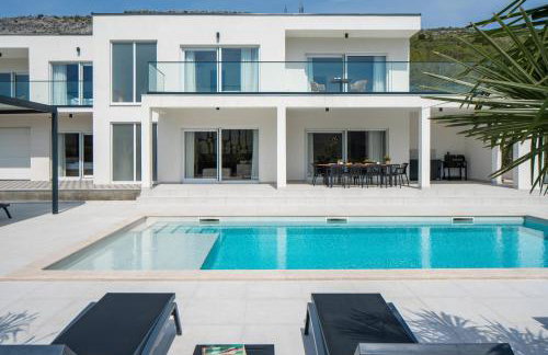 Villa Carmen with 5 en-suite bedrooms, 48 sqm pool, 8km from sea - Photo 7