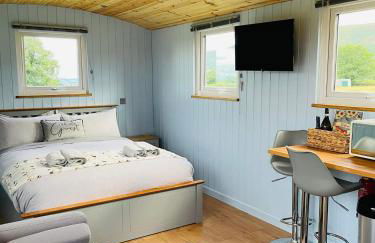 Red darren luxury hut - Photo 3