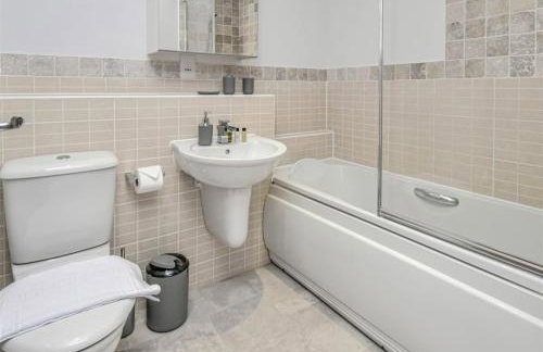 Spacious 4 Bedroom 3 Bathroom House - Sleeps up to 8 - Free Parking, Balcony, Fast Wifi and Smart TVs by Yoko Property - Photo 16