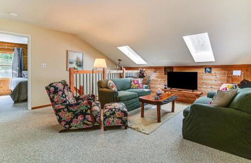 1 Mi to Rangeley Lake Cabin with Wraparound Deck! - Foto 12