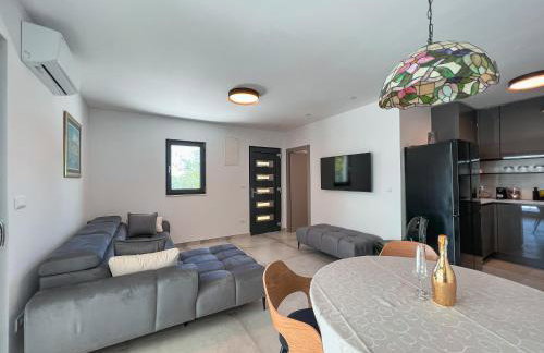 Mediterranean Oasis Seaside Villa with Pool - Foto 14