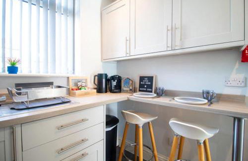 The Little Blue House by Sheppey Stays -Cosy 2BR Blue House - Near Docks with Parking - Foto 44