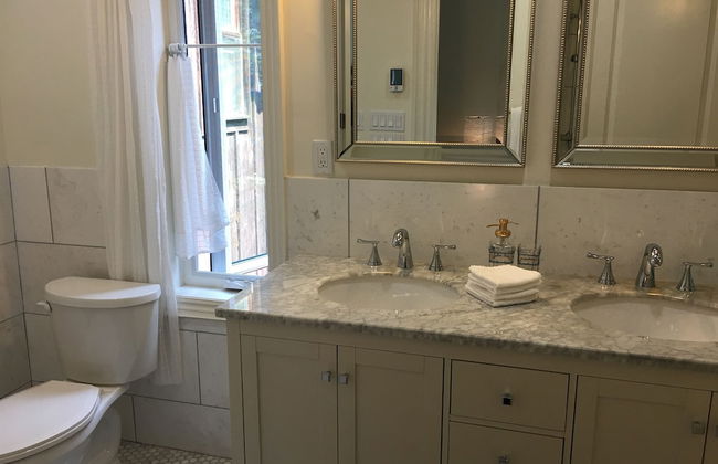 Beautiful 4BR Downtown House, Sleeps 10 - Photo 28