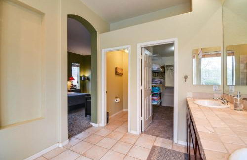 Luxe Couples Retreat with Pool and Outdoor Kitchen! - Foto 16