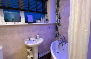 Stunning 2 Bedroom Bungalow - Free Parking - Convenient Location - Foto 18