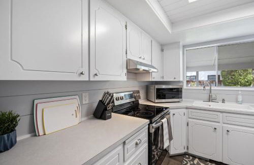 KING BED/Fresh Home/Seperate Big Screen Rooms/Park - Photo 26