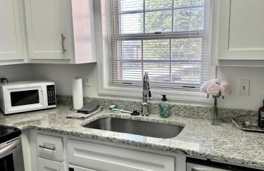 Private Suite in Upscale Neighborhood - Foto 39