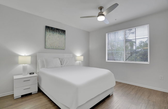 Global Luxury Suites at Town Center - Photo 21
