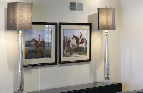 Oakwood Manor - Steps to Oaklawn, minutes to Downtown, Lakes, More - Foto 8