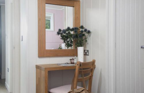 Cedar Lodge, Strawberryfield Park - Photo 7