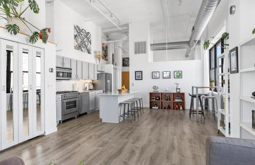 Modern Historic Loft 19ft Ceilings, Gym, Heated Parking, Skyline Views, Balcony - Foto 25