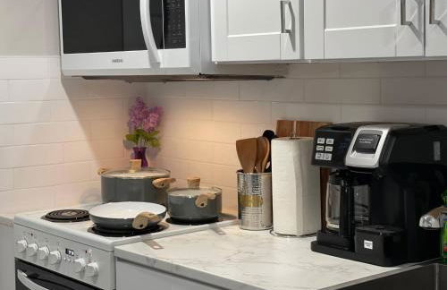 Brand New Guest Suite + Full Kitchen + Parking - Foto 2