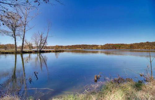 Serene Woodland Studio Retreat with Outdoor Amenities, Near Fishing, Hiking & Gentry, AR - Foto 6