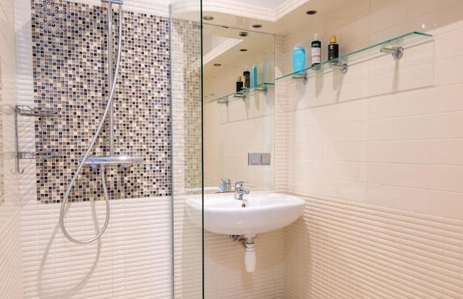 Hidden Gem Riga Apartment With Garden Views - Photo 18