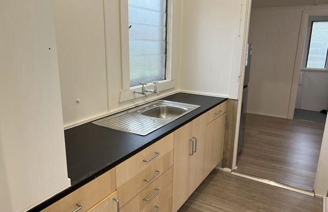 Pet Friendly 2 Bedroom Cottage with Yard - Photo 7