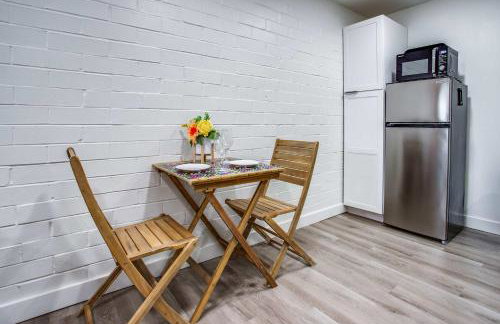 Newly Renovated Bright Studio - Photo 9