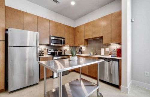 Vibrant Downtown Studio Wifi Pool Gym - Photo 22