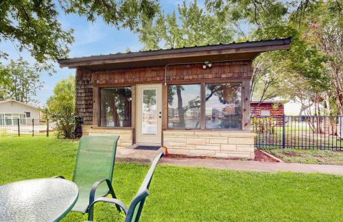 Classic Lakefront Cottage with Private Dock, Lovely Lake View, Backyard & WiFi - Foto 17
