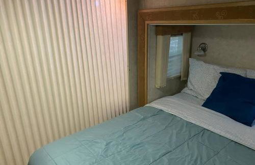 Betsie -35Ft RV Camper in Woods -Firepit & Hot Tub - Foto 4