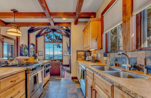 Lakefront Retreat Across from Homewood Resort - Foto 13