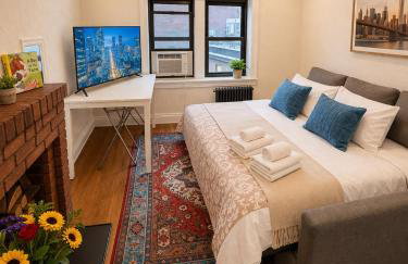 Flatiron Bright 1BR, Top Floor Walk-Up - Photo 4