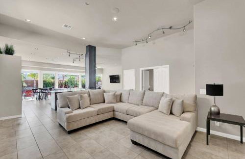 Lux 3BR Oasis Near Strip with Heated Pool and Jacuzzi - Photo 9