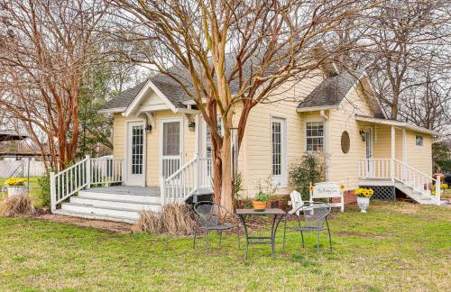 Walk to Lake Chicot Cottage with Yard and Views! - Foto 1