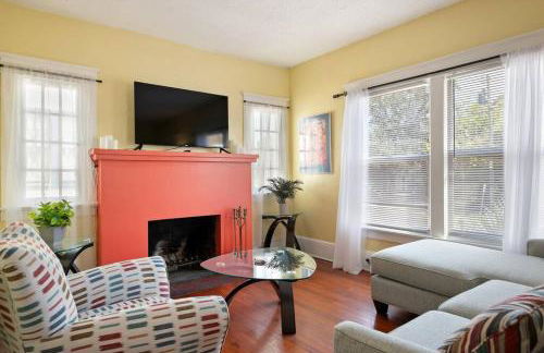 Beautiful Home Steps from the beach + Side Porch - Foto 15