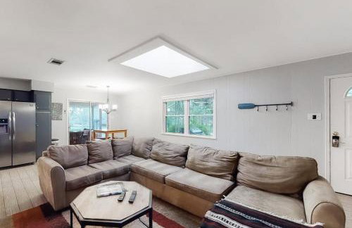 Wonderful Lakefront Home with Yard, Water Views, Central AC, WiFi, Private W/D - Foto 5