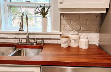 2 Blocks to riverfront | 48" Firepit | Turf Yard - Foto 27