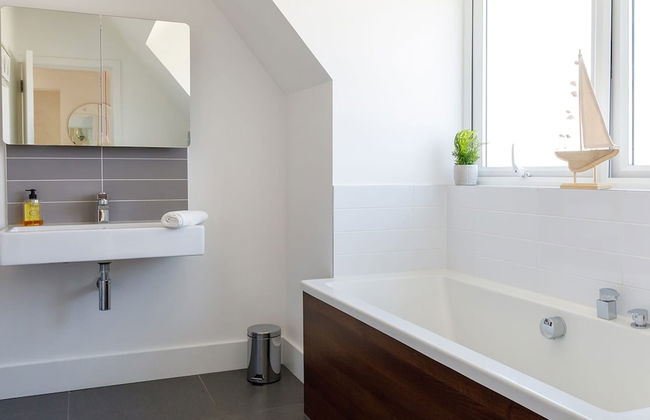 Gorgeous Home for 12 - Walk to Beach - Sea View - Photo 35