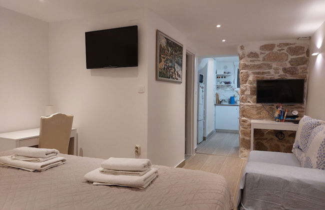 Homey 1-BR Apt - Photo 2