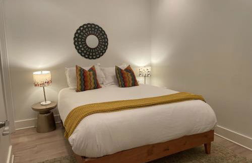 Luxe 2BD2BA Townhouse in Hip Area - Near Metro - Photo 11