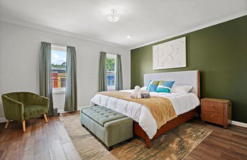 Charming 4BR with Private Patio and Historic Row Downtown - Foto 10