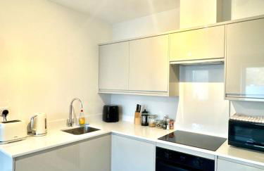 Brand-new flat, King Bed, Sofa Bed with full kitchen, Wi-Fi, self check-in Central location near everything - Foto 6