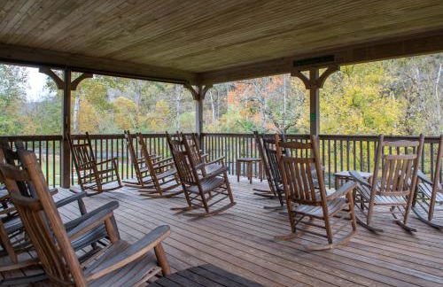 Pool and Riverfront! Couples Retreat in Smoky Mtns - Foto 23
