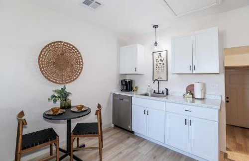 Lions Lair - 1 BR 1 BA Home Coffee Smrt TV Wifi - Photo 17