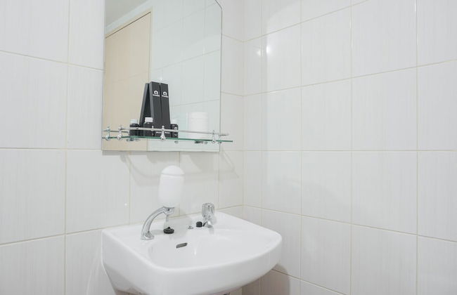 Best Homey Elegant Studio Room at Amethyst Apartment - Photo 8