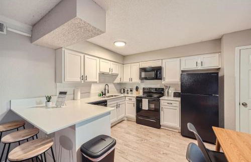 Your Chill 2B Getaway - 10min to DTWN - W/D, Pool, Prkg - Foto 9