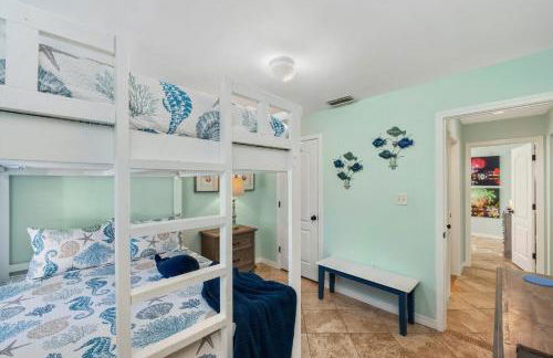 Beautiful Pet Friendly Home! Tropical Pool, Optional Golf Cart & Pool Heat, Minutes to Beach - Foto 40