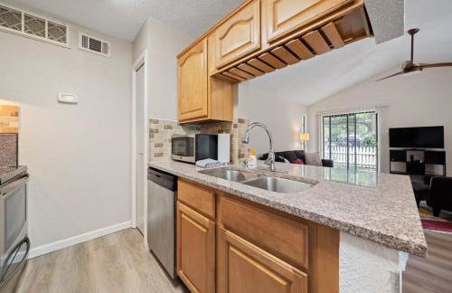 Central Condo 1BR 1BA, Private Patio and Fenced Yard w Parking by Austin Vacay - Foto 14