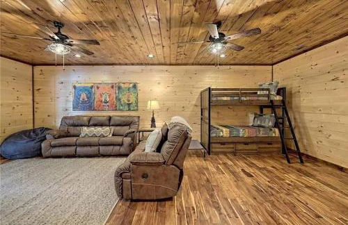 WolfCabin Lux Family Home, Fire Pit, Hot Tub, ADA ramp, ez paved rds - Foto 14