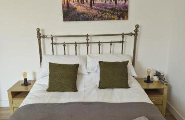 NEWLY Refurbed - Large Studio Apt With Private Parking - Foto 8