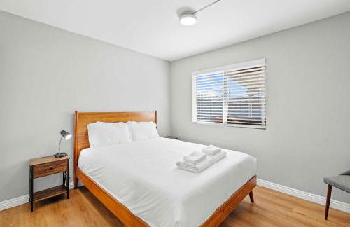 Stylish Home w Full Kitchen Garage Backyard - Foto 10