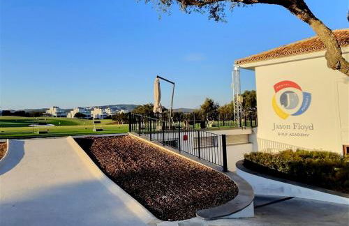 Experience Unrivalled Luxury at Emerald Greens Your Exclusive Retreat in the Heart of San Roque Club Resort - Foto 26