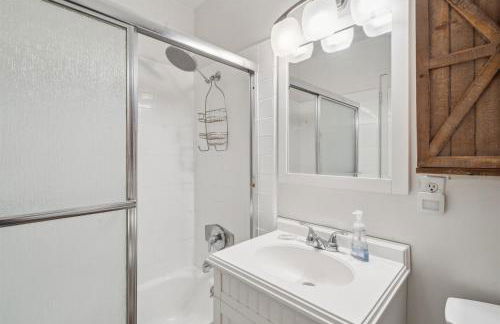 Beautiful 1 Bed Beach Balcony Condo #207 - Photo 11