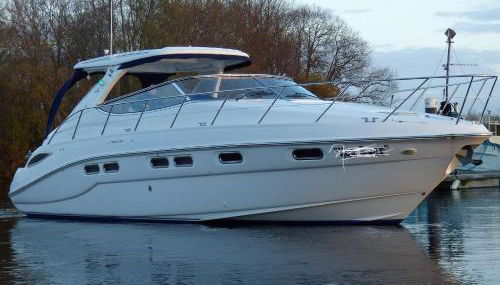 ENTIRE LUXURY YACHT - HEATED -2 Double bedrooms both en-suit -70sqm -QUIET and RELAXING - HEATING - sleeps up to 4 people - moored on our Private Island - nearby LEGOLAND THORPE PARK ASCOT RACES WENTWORTH LONDON Lapland UK -NO Parties - - Foto 2